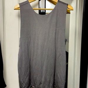 Banana Republic women’s sleeveless gray shirt. Gray, size Large